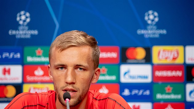 Tomáš Souček na tiskové konferenci před zápasem v Kluži. Tomáš Souček na tiskové konferenci před zápasem v Kluži.