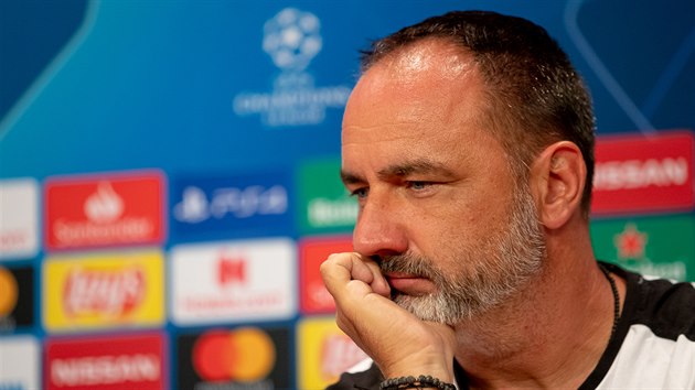 Slávistický kouč Jindřich Trpišovský na tiskové konferenci před zápasem v Kluži. Slávistický kouč Jindřich Trpišovský na tiskové konferenci před zápasem v Kluži.