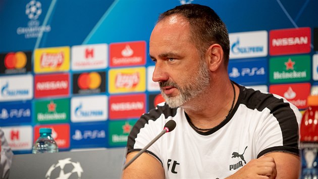 Slávistický kouč Jindřich Trpišovský na tiskové konferenci před zápasem v Kluži. Slávistický kouč Jindřich Trpišovský na tiskové konferenci před zápasem v Kluži.
