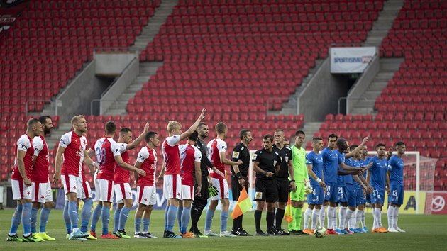 PŘED PRÁZDNÝMI TRIBUNAMI. Slavia si odpykává trest za řádění fanoušků, a tak se... PŘED PRÁZDNÝMI TRIBUNAMI. Slavia si odpykává trest za řádění fanoušků, a tak se...