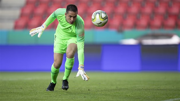 Liberecký brankář Filip Nguyen sleduje míč. Liberecký brankář Filip Nguyen sleduje míč.