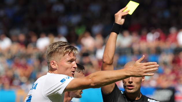 Václavu Procházkovi z Baníku Ostrava se nelíbí verdikt rozhodčího Ondřeje... Václavu Procházkovi z Baníku Ostrava se nelíbí verdikt rozhodčího Ondřeje...
