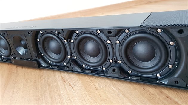 Soundbar Sennheiser Ambeo tvoří zvuk třinácti reproduktory. Soundbar Sennheiser Ambeo tvoří zvuk třinácti reproduktory.