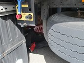Dvacetiletý Afghánec byl ukrytý na rezervních kolech návěsu. Dvacetiletý Afghánec byl ukrytý na rezervních kolech návěsu.