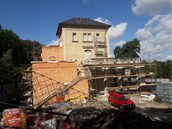 Nejen rekonstrukce. Dělníci pracují i na přístavbě.