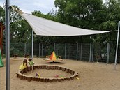 Plachta kryje také pískoviště na Parukářce.