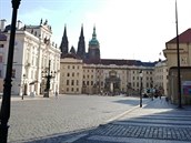 Hradčanské náměstí bez turistů je zážitek nejen pro fotku.
