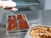 V temperovacím stroji čokoláda získá lesklou barvu, křup a je teplotně... V temperovacím stroji čokoláda získá lesklou barvu, křup a je teplotně...