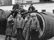 Do roku 1967 zrálo pivo v dřevěných ležáckých sudech. Každých pět let je bylo... Do roku 1967 zrálo pivo v dřevěných ležáckých sudech. Každých pět let je bylo...