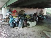Za tři hodiny bylo vše připraveno k odvozu na skládku. Za tři hodiny bylo vše připraveno k odvozu na skládku.