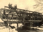 Historická fotografie zachycující stavbu ocelového příhradového mostu v Petrově... Historická fotografie zachycující stavbu ocelového příhradového mostu v Petrově...