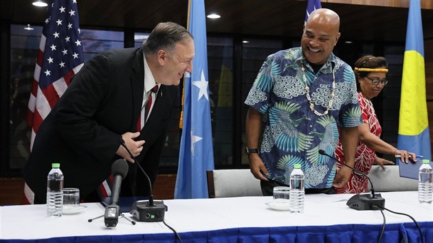 Americk ministr zahrani Mike Pompeo a prezident Federativnch stt Mikronsie David Panuelo (5. srpna 2019)