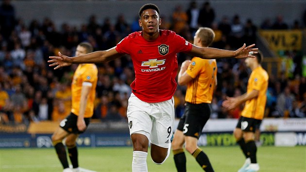 Anthony Martial z Manchesteru United se raduje z glu na hiti Wolves.