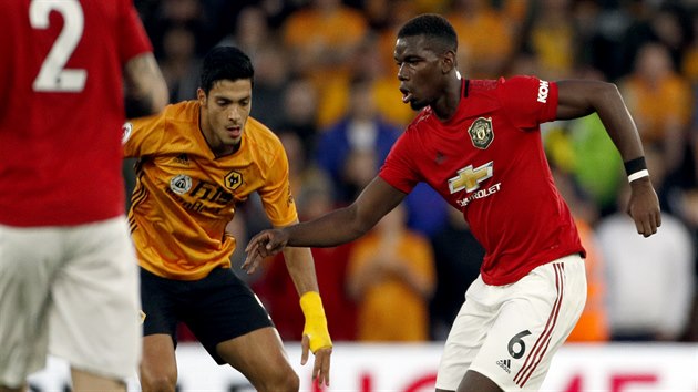 Paul Pogba z Manchesteru United vede m, sleduje ho Raul Jimnez z Wolverhamptonu.