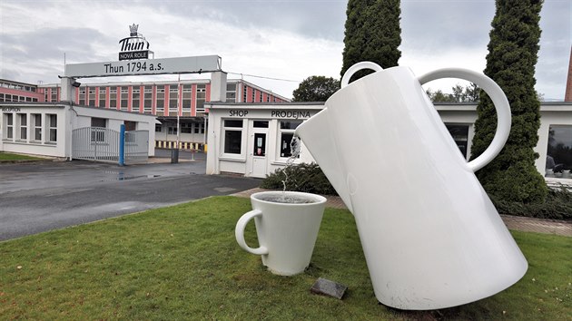 V novorolsk porcelnce pracuje skupina zahraninch umlc na vlastnch nvrzch grafiky tradinch pohrk s tematikou UNESCO.