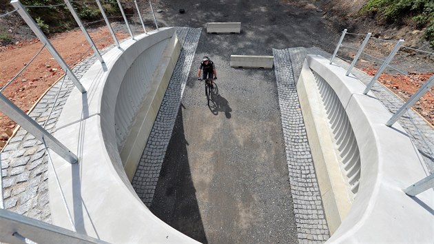 Tunel pro cyklisty na stezce Cheb - Waldsassen je hotov. Te zbv poloit asfaltov koberec a pivst na most automobily.