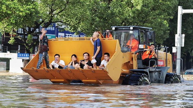 Zchrani evakuovali uvzl obyvatele i buldozerem. Povodn spojen s tajfunem Lekima zashly Taizhou v mnsk provincii Zhejiang (11. srpna 2019)