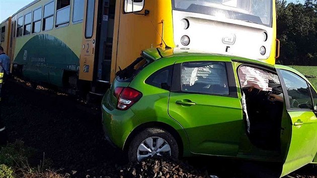 Na Olomoucku se srazil vlak s osobnm autem (11. srpna 2019).