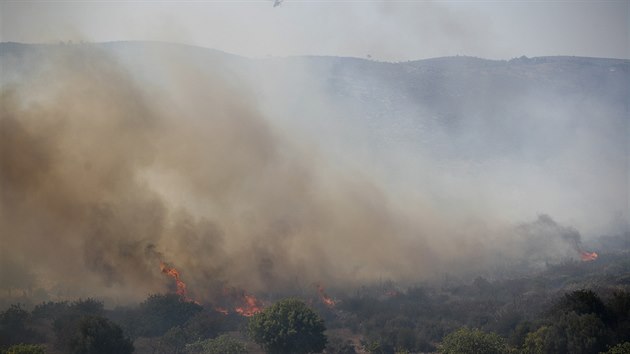 Hasii v ecku bojuj s rozshlmi pory lesnch porost, ady nadily nedaleko Atn evakuaci (11. srpna 2019)