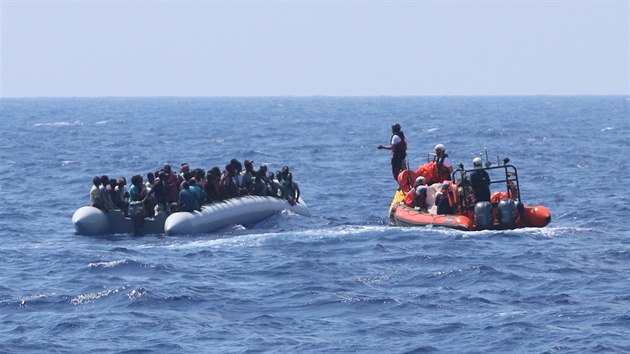 Lo Ocean Viking m na palub 356 migrant, kter vylovila ve Stedozemnm moi. (13. srpna 2019)