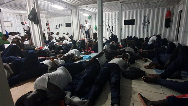troby lodi Ocean Viking zaplnili migranti z Afriky, kter lo vylovila ze Stedozemnho moe. (13. srpna 2019)