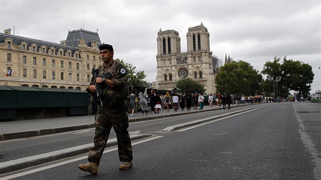 Bezpenost v okol katedrly hldaj francouzt vojci. (16. srpna 2019)