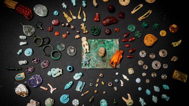 Italt archeologov objevili v jednom z dom v Pompejch truhlu s vce ne stovkou drobnch pedmt, kter povauj za amulety. (12. srpna 2019)