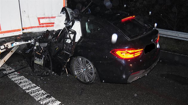 Na dlnici D1 v noci na ter havaroval dvaatyicetilet idi osobnho vozidla BMW 540. Jeho zrann byla nesluiteln se ivotem.