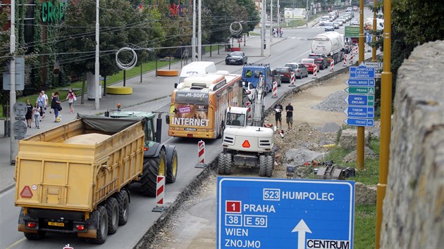 Rekonstrukce pten jihlavsk silnice se zdrela v krajskm mst Vysoiny z u tradinho dvodu  kvli kanalizanmu sporu.