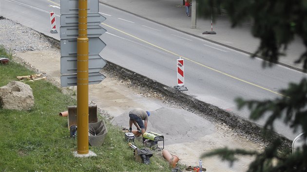 Rekonstrukce pten jihlavsk silnice se zdrela v krajskm mst Vysoiny z u tradinho dvodu  kvli kanalizanmu sporu.