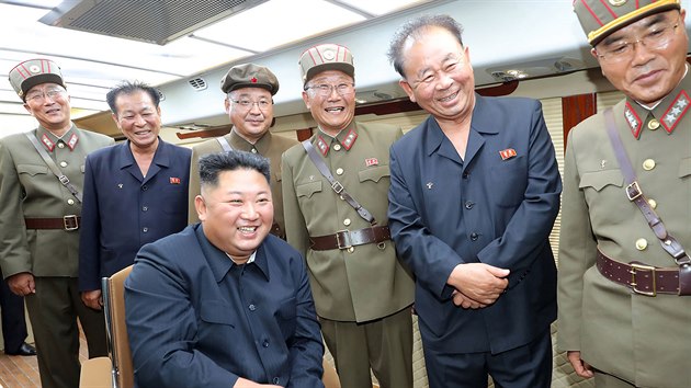 Severokorejsk vdce Kim ong-un sleduje test raket krtkho doletu. (10. srpna 2019)