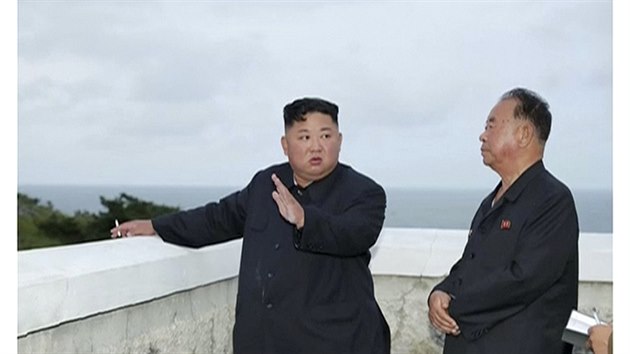Severokorejsk vdce Kim ong-un sleduje test nespecifikovan zbraovho systmu. (11. srpna 2019)