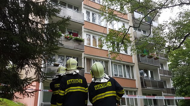 V panelovm dom na libereckm sdliti Krlv Hj kolem tvrt hodiny rno vybouchl plyn. Exploze zpsobila por v jednom z byt. Hasii plameny uhasili a evakuovali vechny obyvatele domu. (16. srpna 2019)