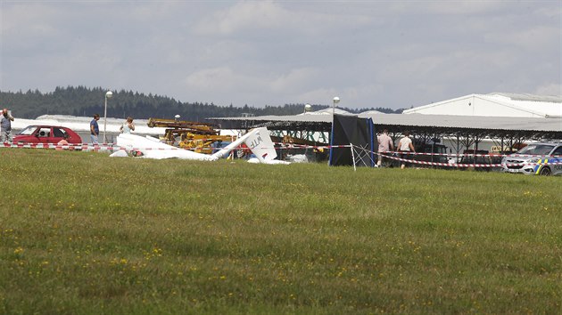 Na letiti v Havlkov Brod havaroval kluzk, jeho pilot nehodu nepeil. (11. srpna 2019) 