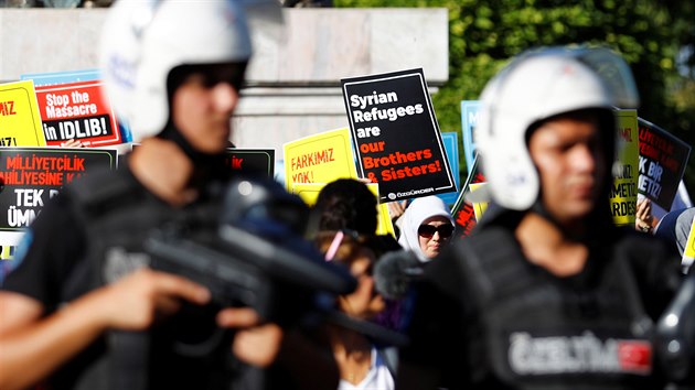 Demonstrace v tureckm Istanbulu na podporu dvou deportovanch syrskch uprchlk. (27. ervence 2019)