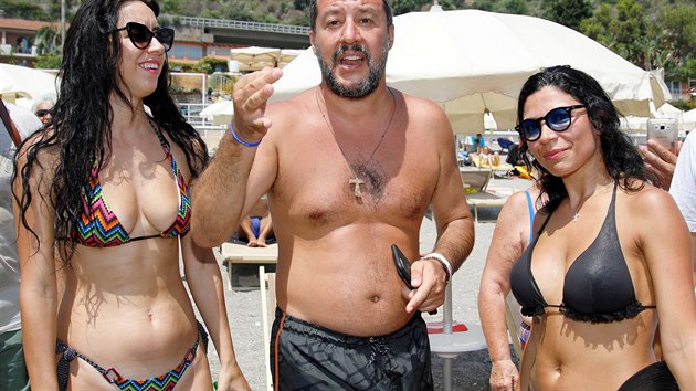 Pedseda italsk krajn pravicov strany Liga Matteo Salvini pi dovolen v letovisku Pescara (11. srpna 2019)