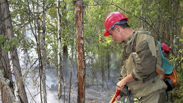 Rusk hasi pi boji s lesnm porem v Krasnojarskm kraji na vchod Ruska. (29. ervence 2019)