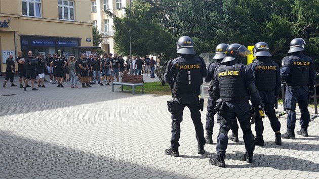 Policejn tkoodnci zabrnili protestujcm z mnohem mn poetnjho Hetero Pride protestu, aby vyvolali konflikty. (17. srpna 2019)