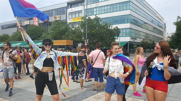 Na Masarykov nmst v Ostrav se poprv seli astnci pochodu sexulnch menin Ostrava Pride. (17. srpna 2019)