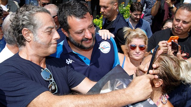Italsk politik a ldr extremistick pravicov strany Liga Matteo Salvini se fot se svmi pznivci bhem sv letn kampan. (11. srpna 2019)