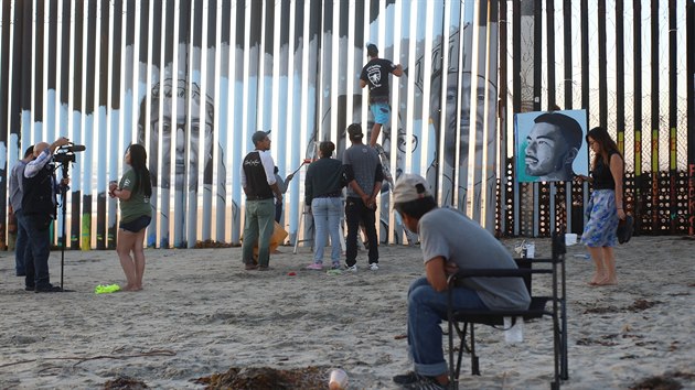 Jin stranu hranin zdi mezi USA a Mexikem zdob portrty nkolika lid, kte byli v dosplosti vyhotni ze Spojench stt, protoe tam v dtstv pili nelegln (11. srpna 2019)