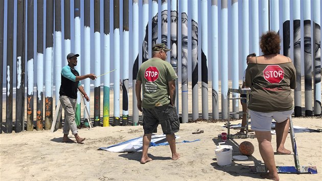 Jin stranu hranin zdi mezi USA a Mexikem zdob portrty nkolika lid, kte byli v dosplosti vyhotni ze Spojench stt, protoe tam v dtstv pili nelegln (11. srpna 2019)
