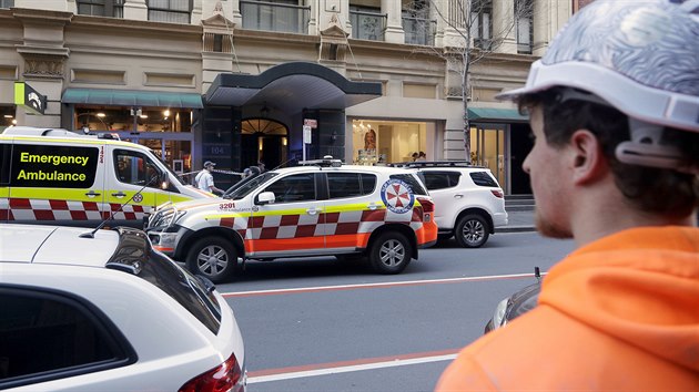 Australt policist s pomoc oban v ter v centru Sydney zadreli mue, kter pobodal enu a snail se zatoit na dal lidi (13. srpna 2019)