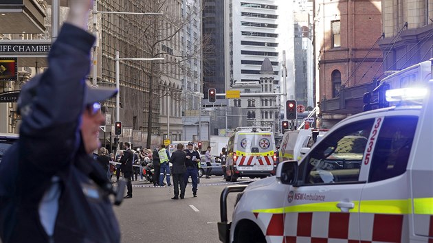 Australt policist s pomoc oban v ter v centru Sydney zadreli mue, kter pobodal enu a snail se zatoit na dal lidi (13. srpna 2019)