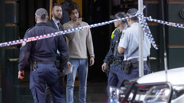 Australt policist s pomoc oban v ter v centru Sydney zadreli mue, kter pobodal enu a snail se zatoit na dal lidi (13. srpna 2019)