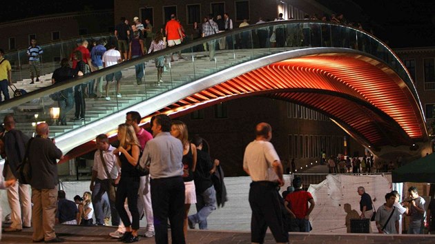 Most navren slavnm architektem Santiagem Calatravou.