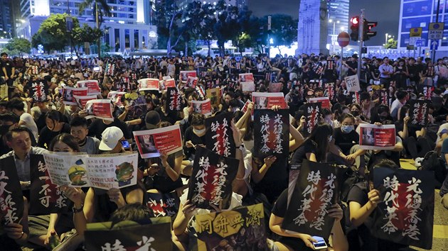 Prodemokratit demonstranti dr v rukou cedule s rznmi variantami npisu osvobome Hongkong (16. srpna 2019)