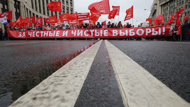 Na Sacharovov td se podle daj policie selo kolem ty tisc stoupenc komunistick strany. Na banneru stoj: Za spravedliv a slun volby! (17. srpna 2019)