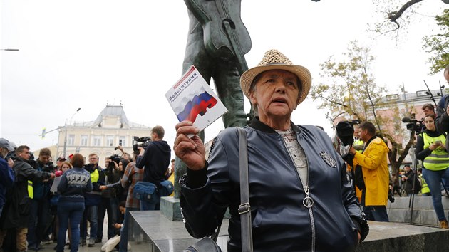 Liberln opozice se tentokrt rozhodla pro individuln tich protesty u rznch pamtnk (17. srpna 2019)