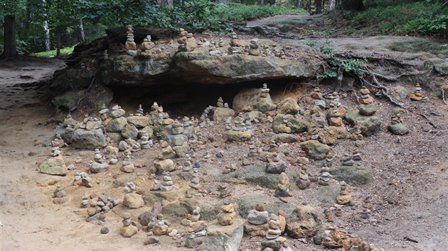 Kamenn mohyly v eskm vcarsku rostou jako houby po deti.